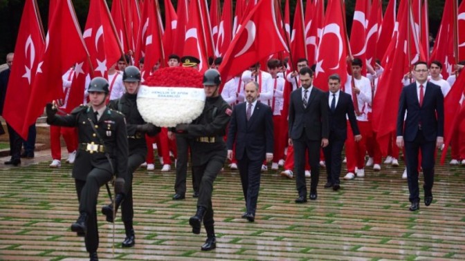 19 MAYIS ANITKABİRE ÇELENK KONULMASIYLA BAŞLADI