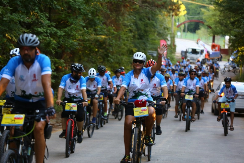 3 ülkeden 350 bisikletçi Kocaeli'de... Pedallar Filistinli çocuklar için -