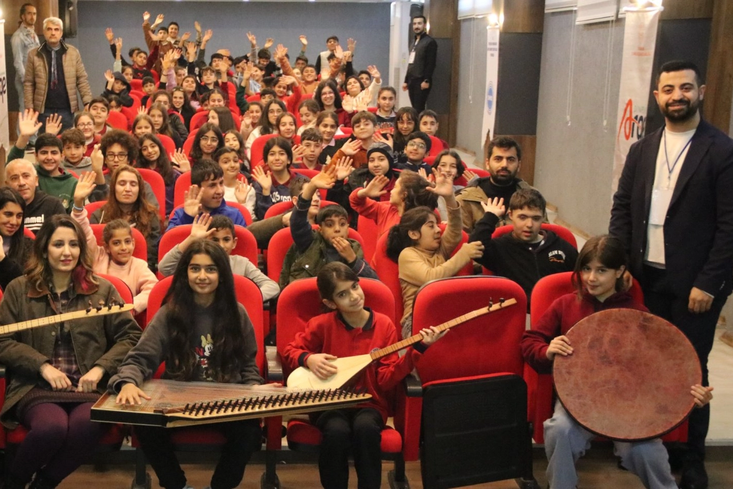 Türküler eşliğinde müzik aletlerini tanıtıyor 