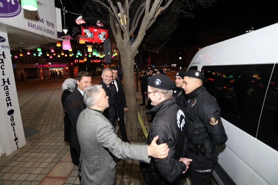 Bursa İnegöl protokolünden yılbaşı gecesi görev ypanlara ziyaret 