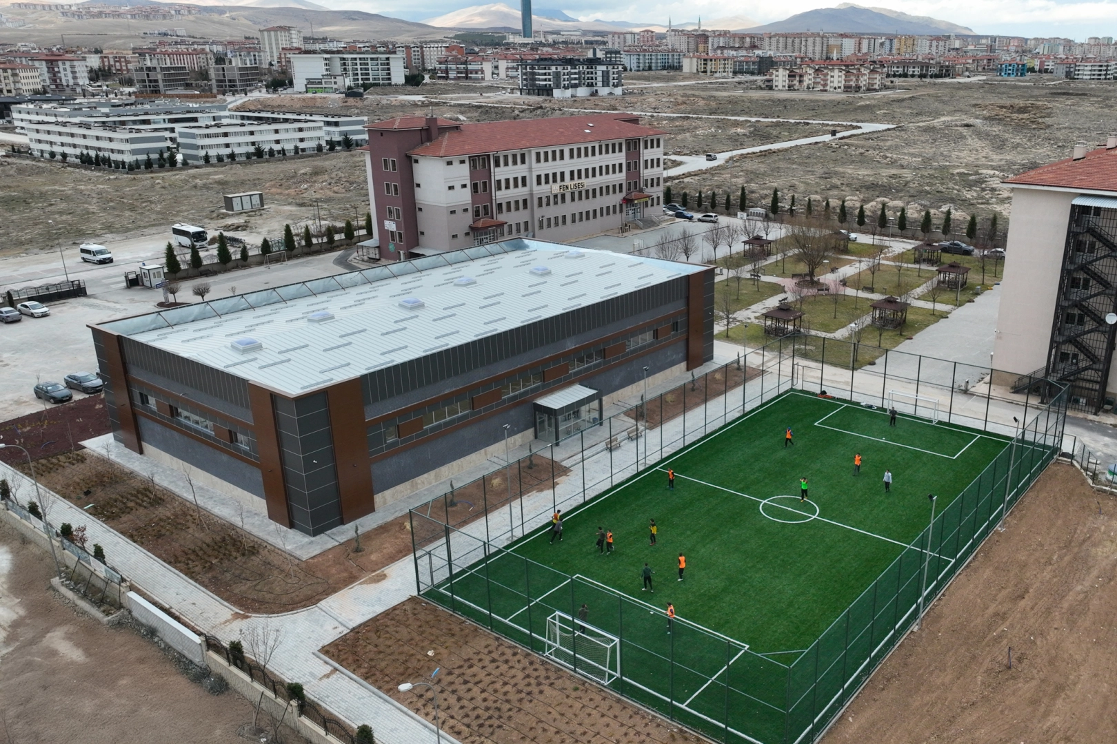 Konya Selçuklu Fen Lisesi’ne modern spor tesisi kazandırıldı 