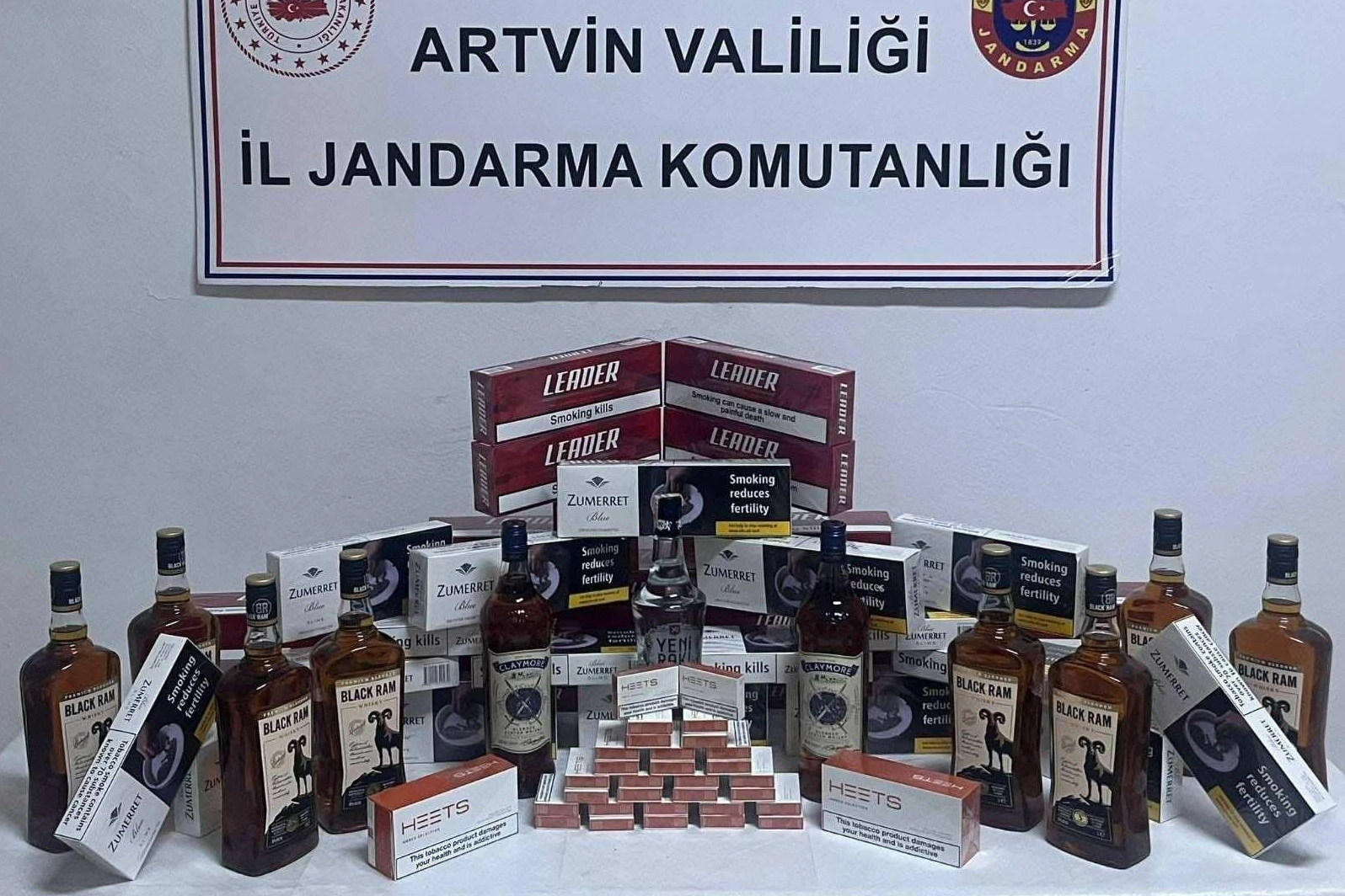 Artvin'de gümrük kaçağı sigara ve içki ele geçirildi 