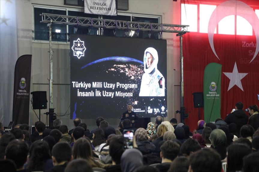 Astronot Alper Gezeravcı Bursa İnegöl’de öğrencilerle buluştu 