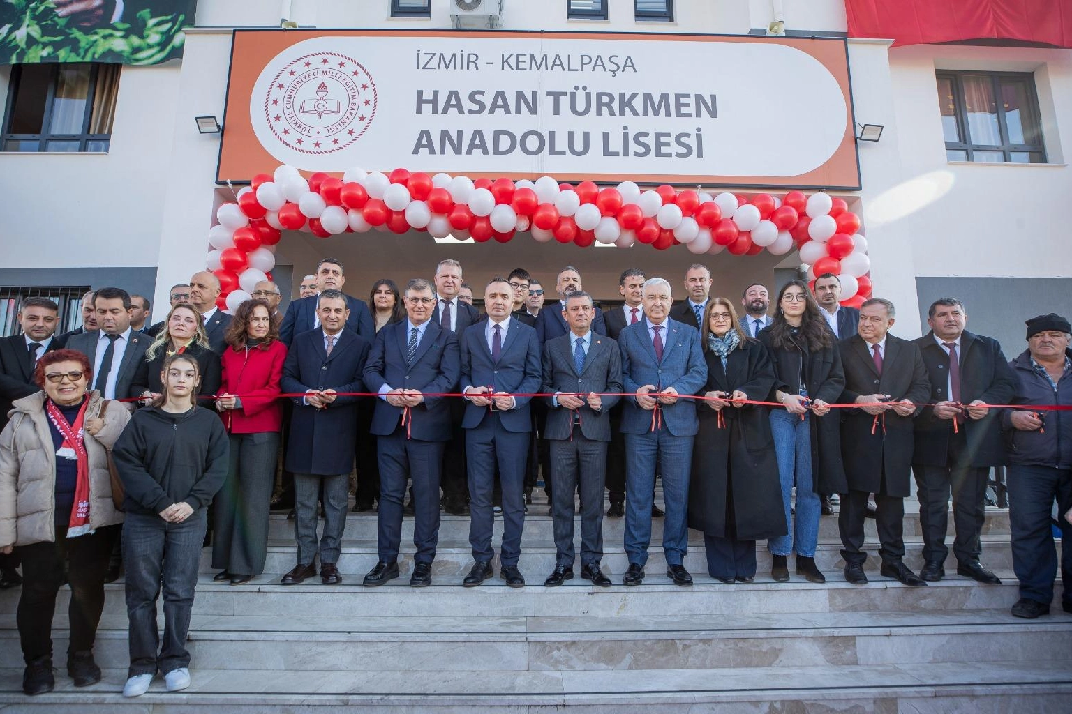 CHP lideri Özel, İzmir'de okul ve kent lokantasını açtı 