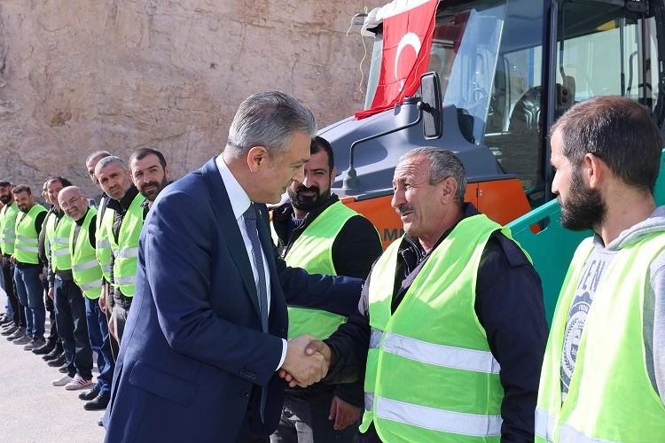 Mardin Büyükşehir'den asfalt çalışmaları için büyük yatırım 