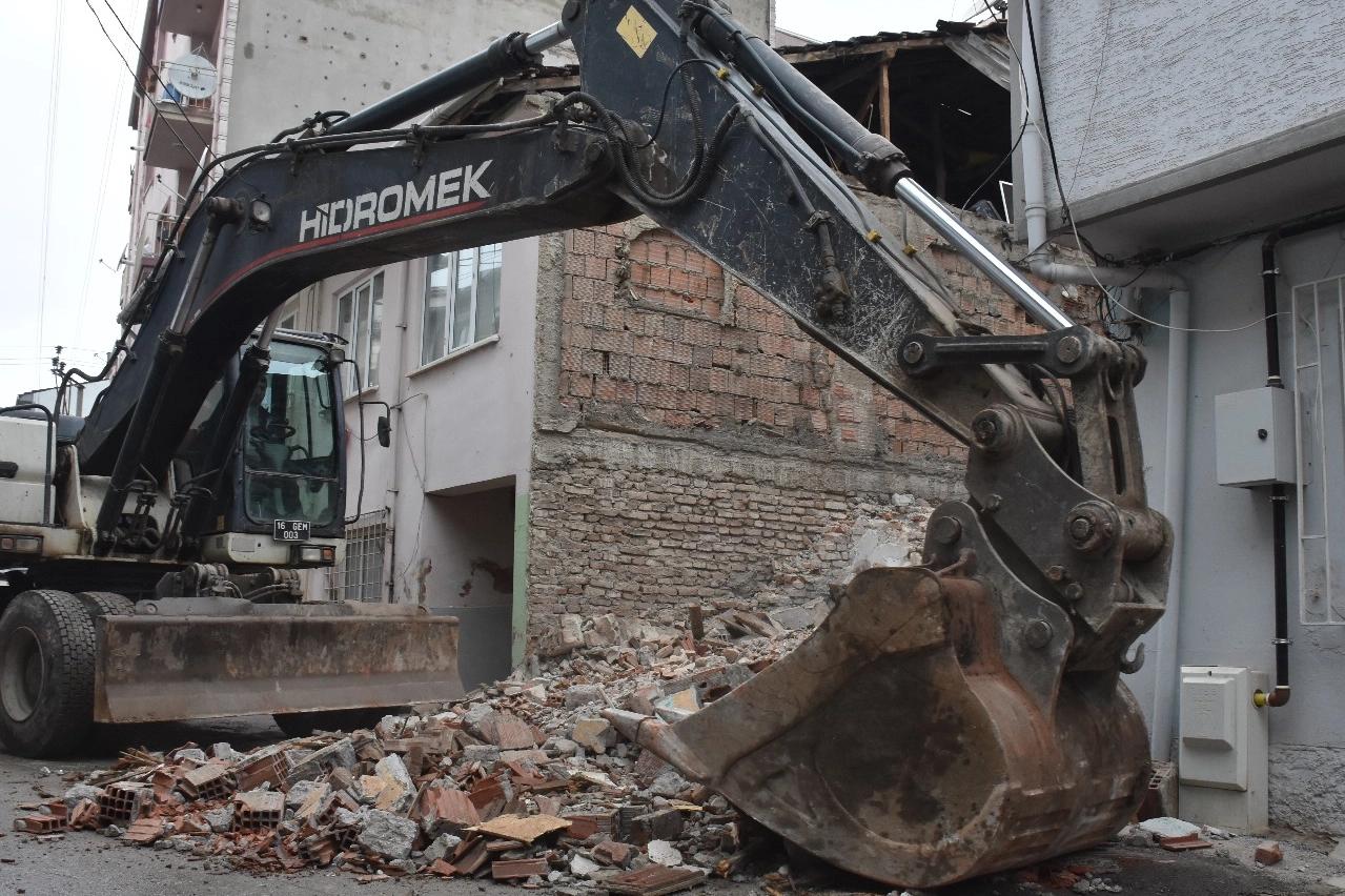 Bursa Gemlik'te metruk bina yıkımlarını sürüyor 