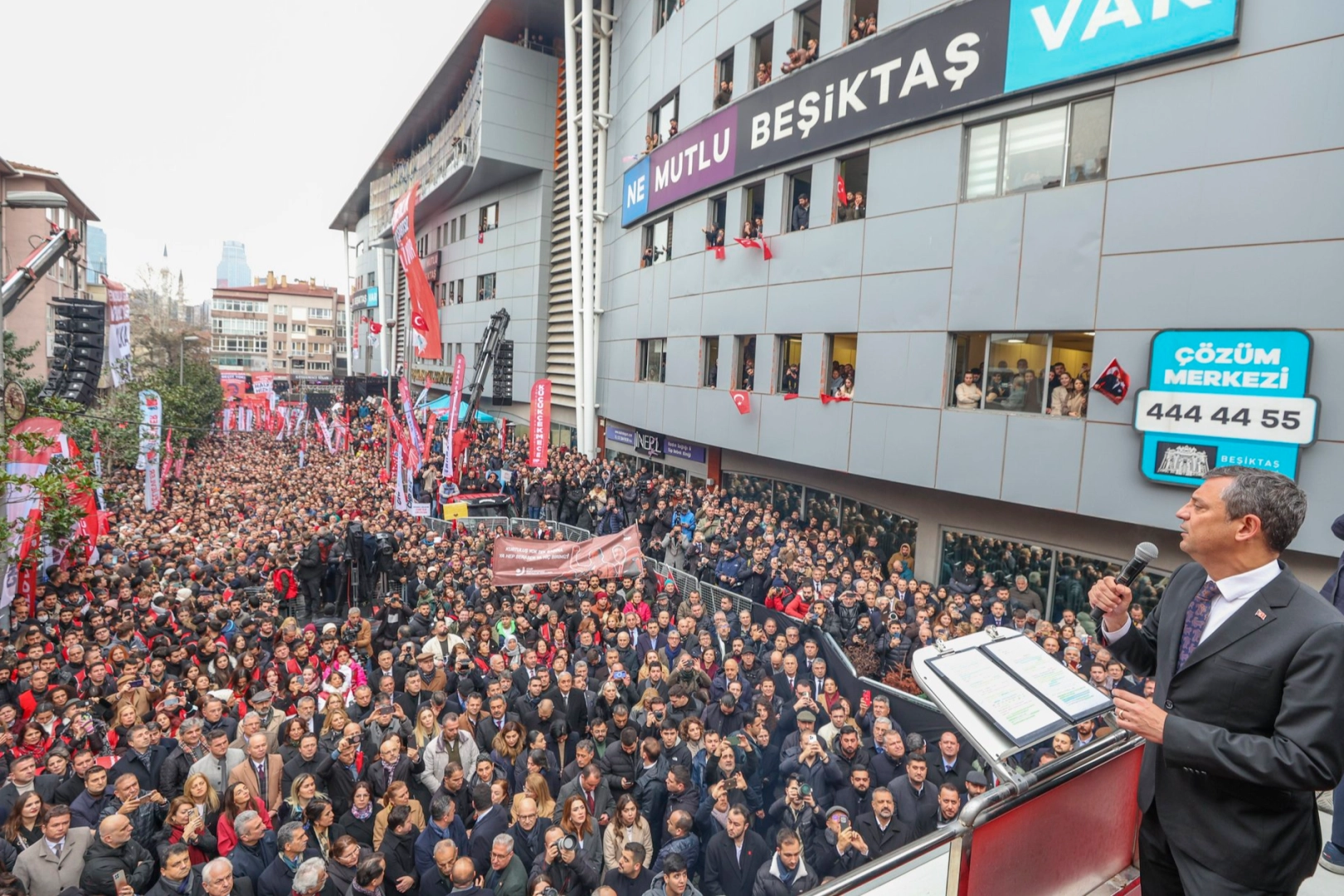 Binler Beşiktaş'ta büyük mitingte! Türk yargısına 'Özel' çağrı! 