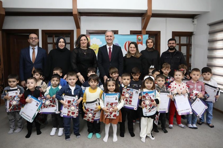 Bursa İnegöl'de 'Beşinci Mevsim’in miniklerinin karne heyecanı 