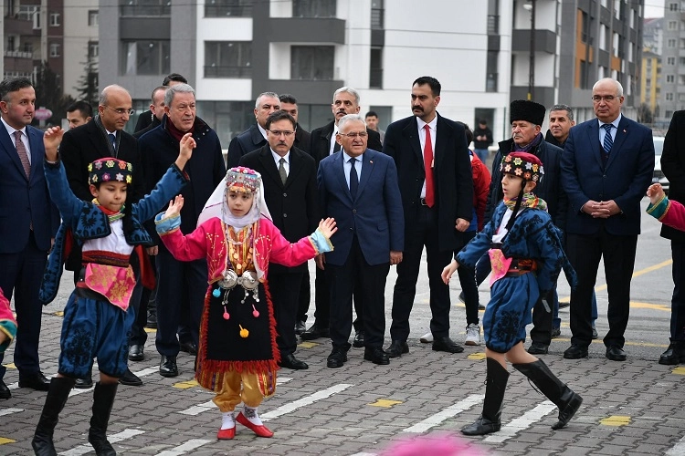 Kayseri protokolü karne dağıttı 