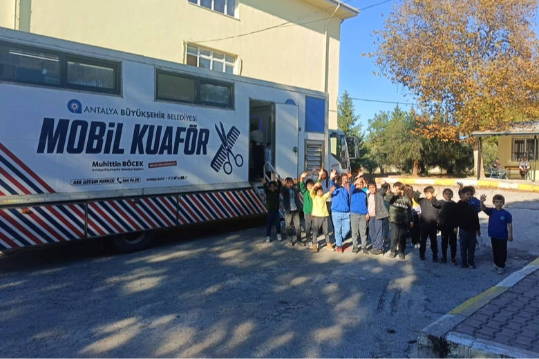 Antalya'da mobil kuaför tırı öğrencilerin hizmetinde 