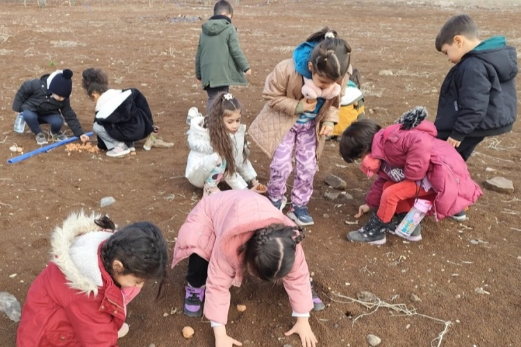 Diyarbakırlı çocuklar meşe tohumlarını toprakla buluşturdu 