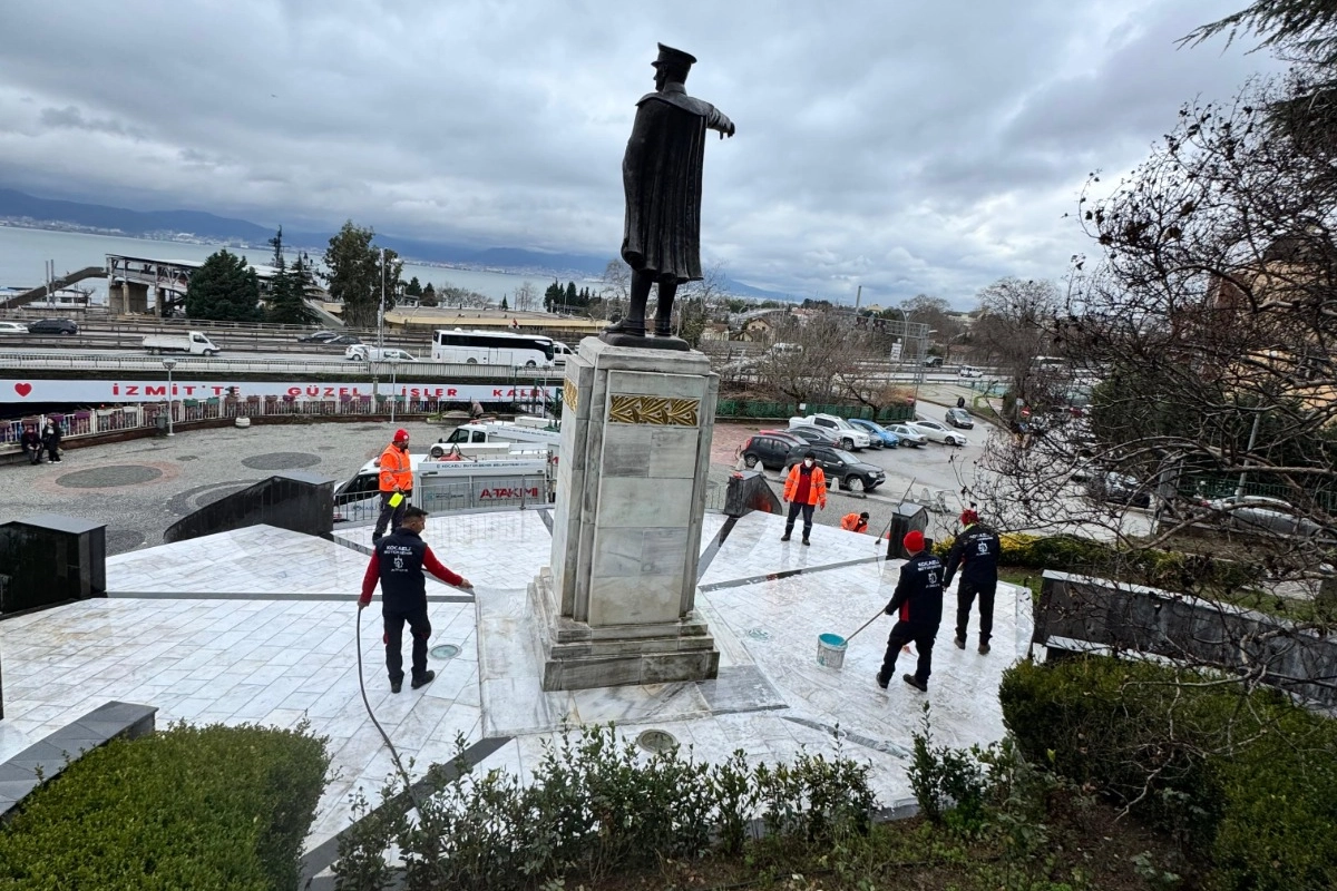 Atatürk Heykeli'nin temizliği tamamlandı 