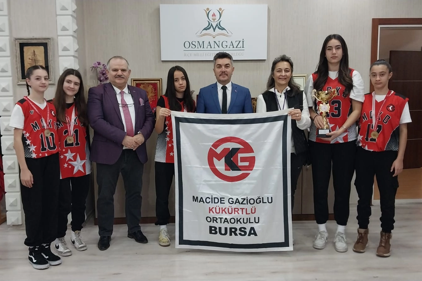 Macide Gazioğlu Ortaokulu'ndan bir günde üç şampiyonluk 