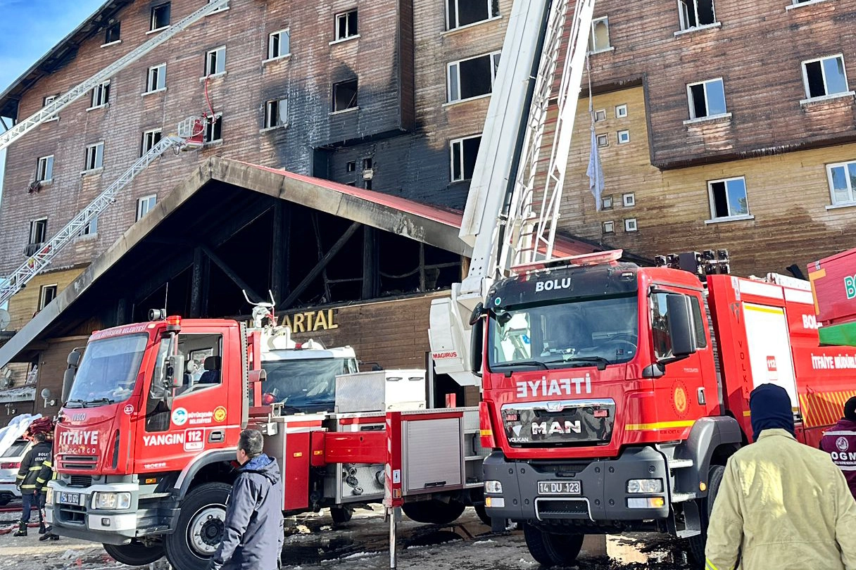 Sakarya itfaiyesi Kartalkaya'da yangına desteğe katıldı 