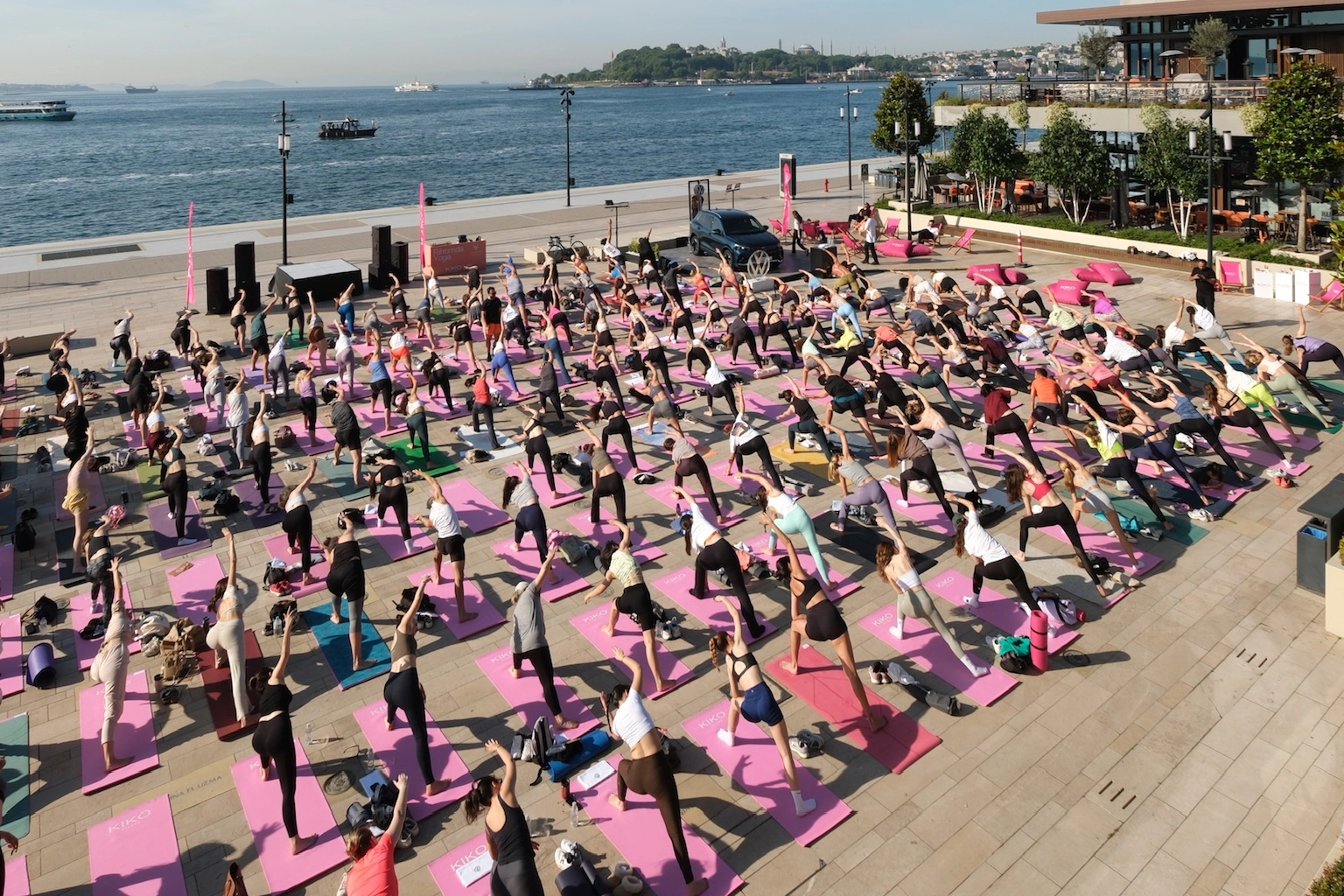 İstanbul'da rıhtımda 'çocuk' yogası 