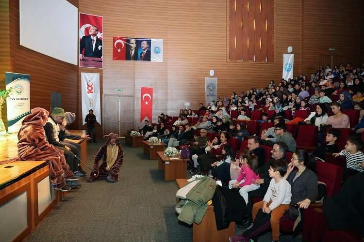 Kayseri Talas'ta çocuklar 'Maharetli Ayı'yla eğlendi 