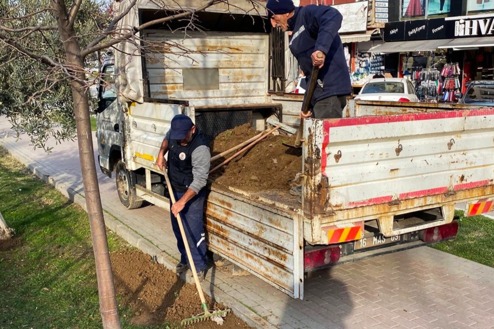 Bursa Gemlik'te çevre düzenleme çalışmaları devam ediyor 