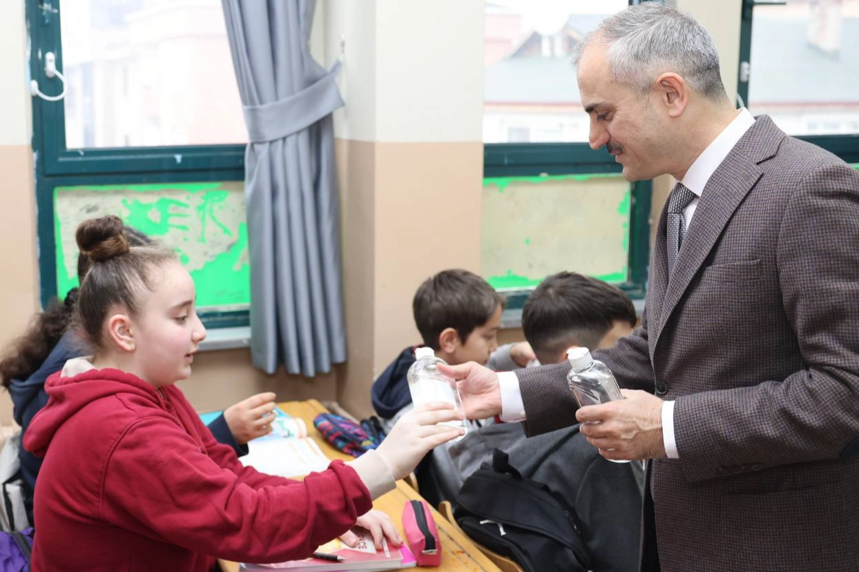 Kocaeli Çayırova Belediyesi’nden öğrencilere dezenfektan 