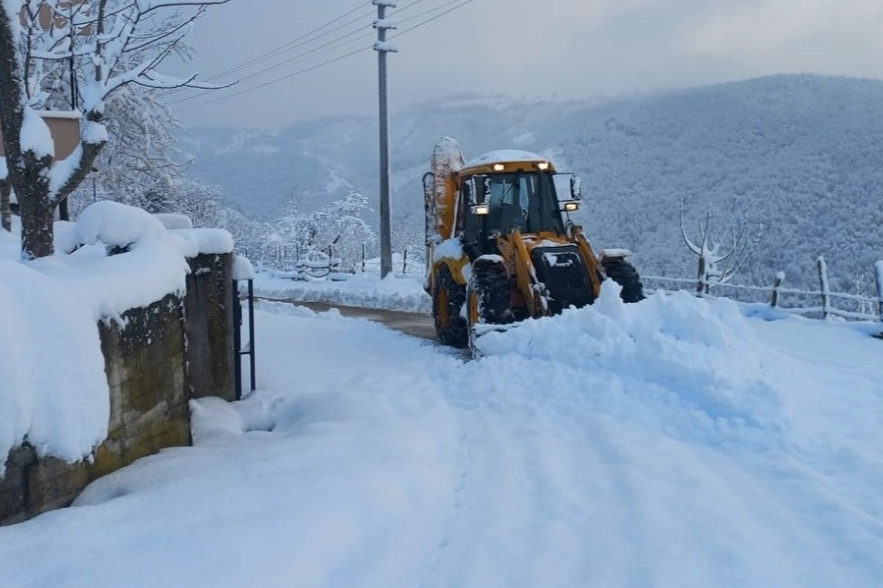 Düzce'de kapalı köy yollarında yol açma çalışmaları devam ediyor 