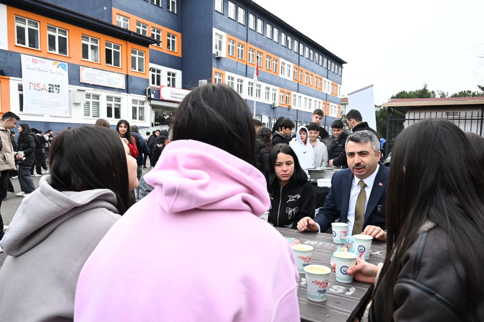 Bursa'da Başkan Yılmaz hafta mesaisine öğrencilerle başladı 