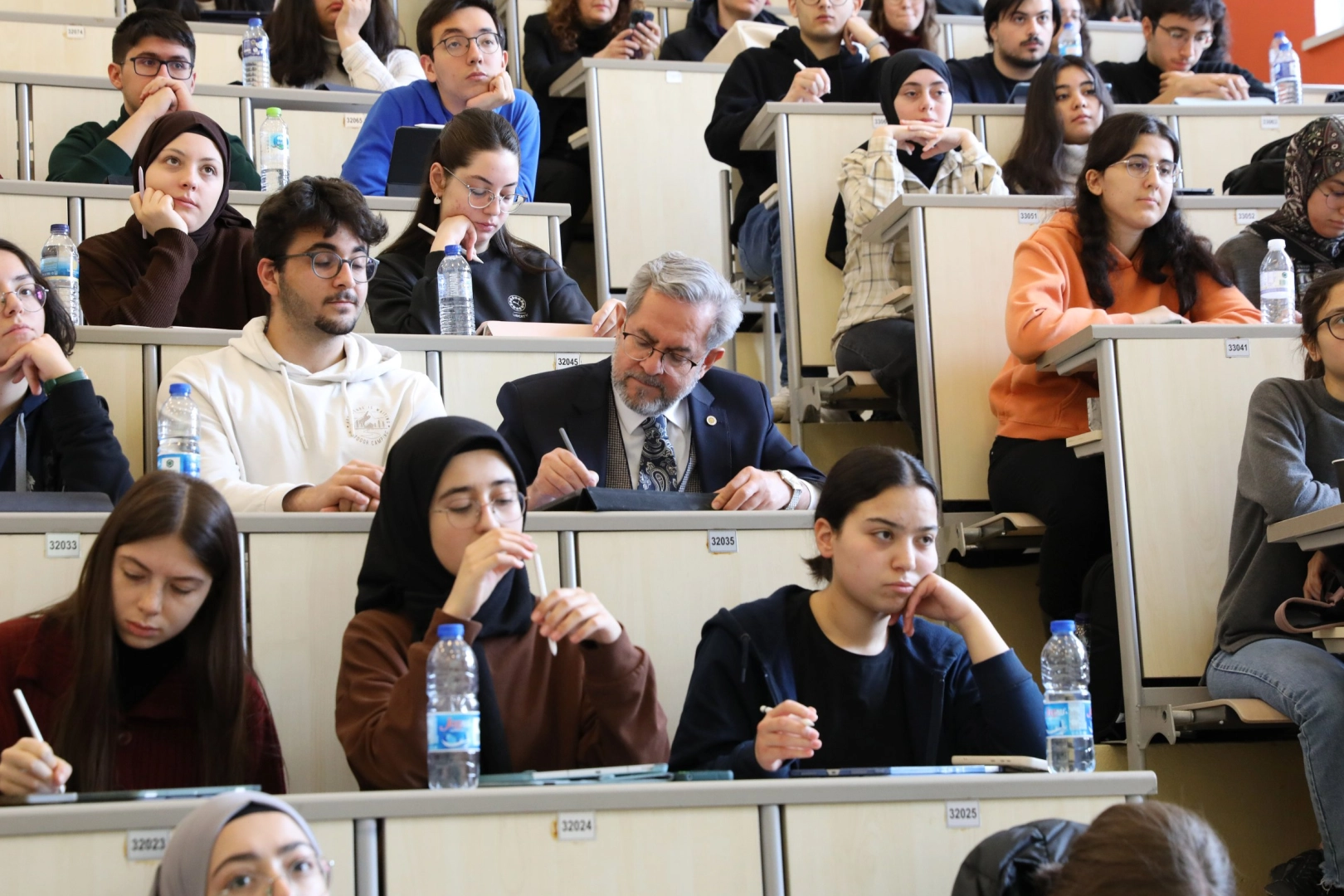 Rektör Ünüvar, tıp öğrencileri ile aynı sırada! 