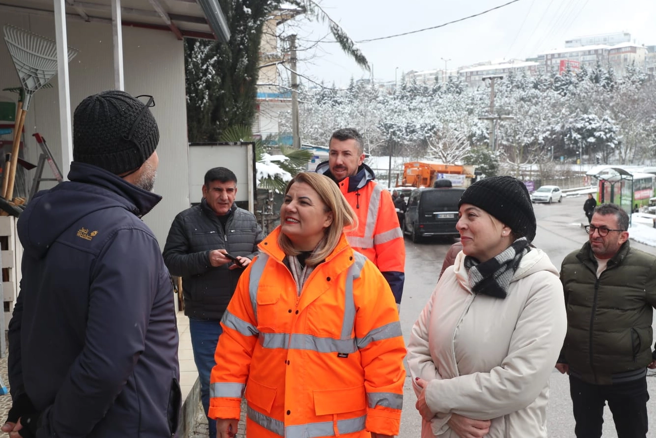 Kocaeli İzmit'te karla mücadeleye esnaftan tam not 