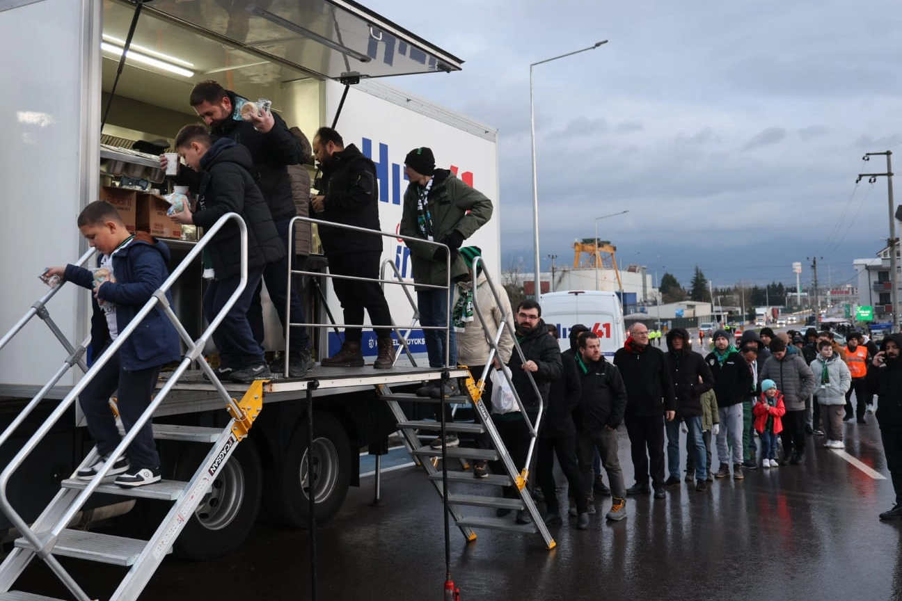 Kocaeli'de Ramazan bereketi tribünlere taşındı 