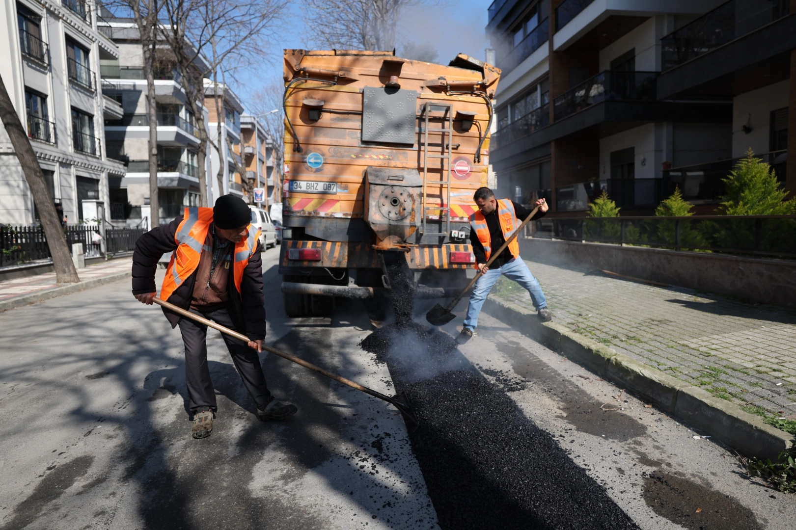 İstanbul Bakırköy Belediyesi 50 ton asfalt serimi gerçekleştirdi 