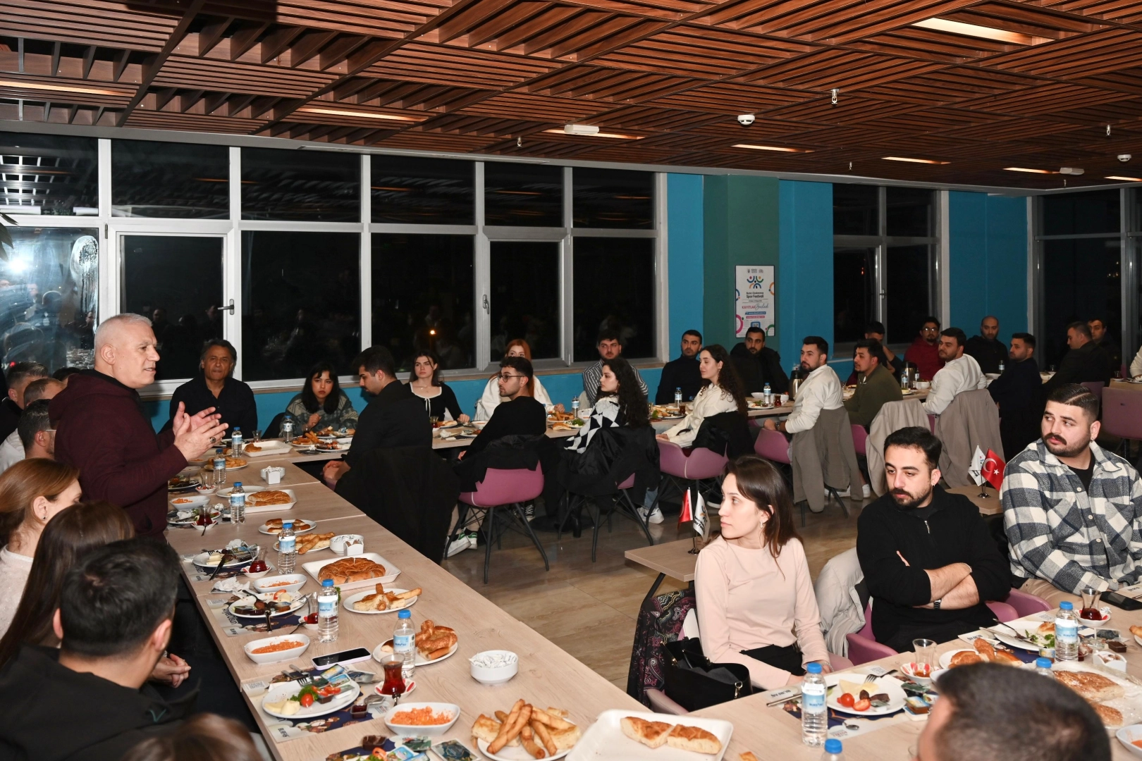 Bursa'da Başkan Bozbey sahuru gençlerle yaptı 