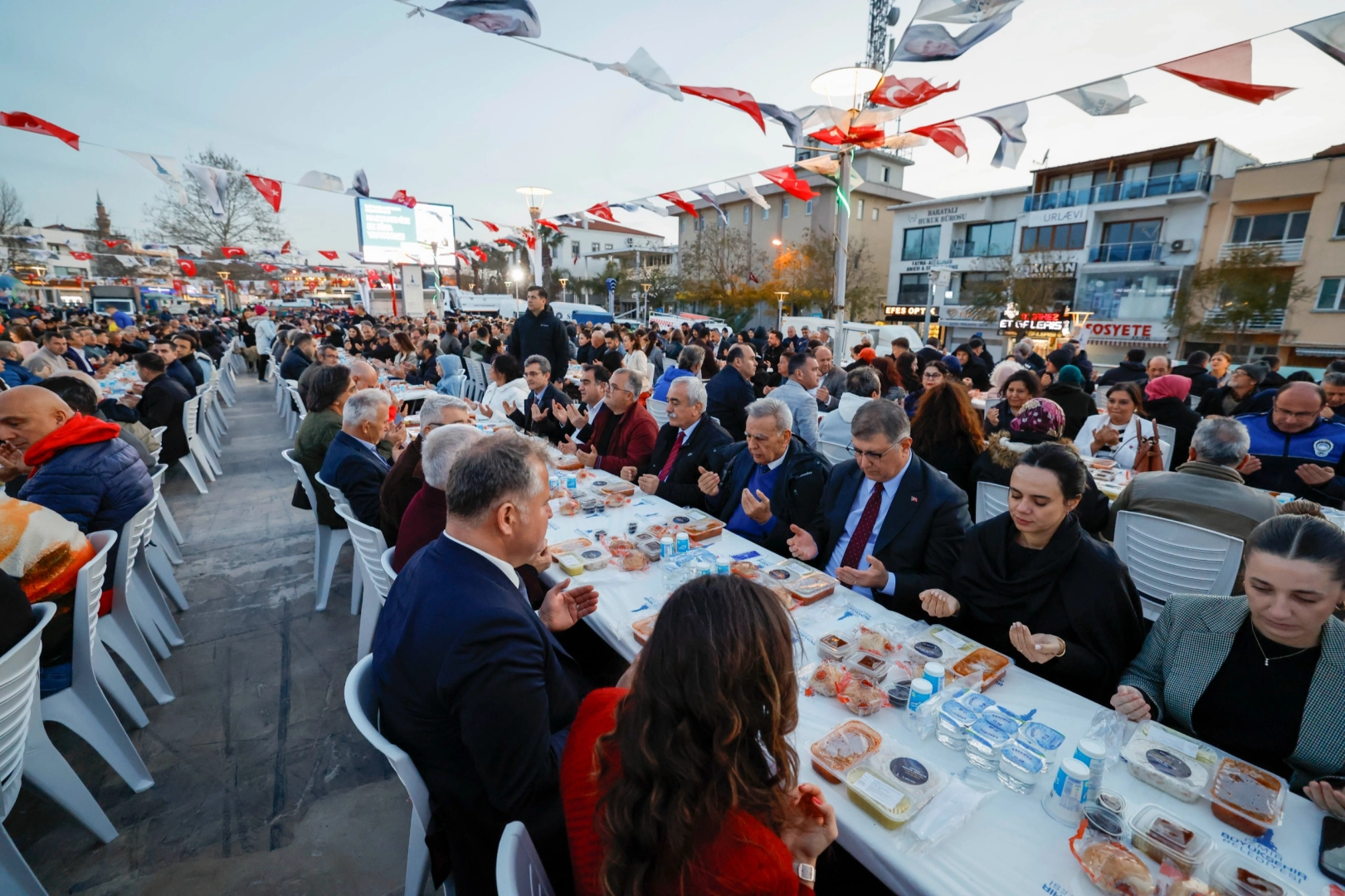 İzmir Büyükşehir'in iftar sofrası Urla'da kuruldu 