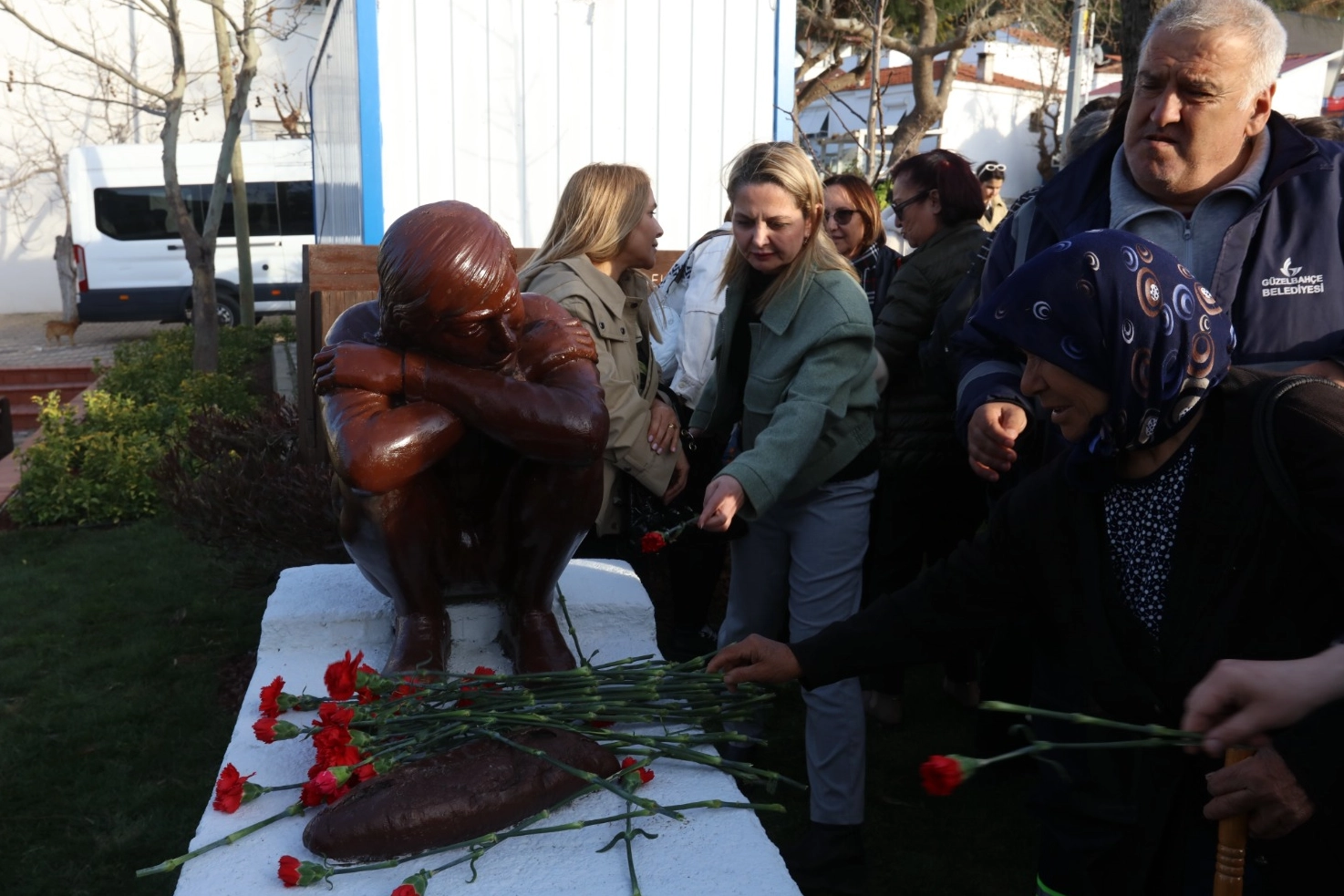 Berkin Elvan İzmir Güzelbahçe’de heykeli önünde anıldı 