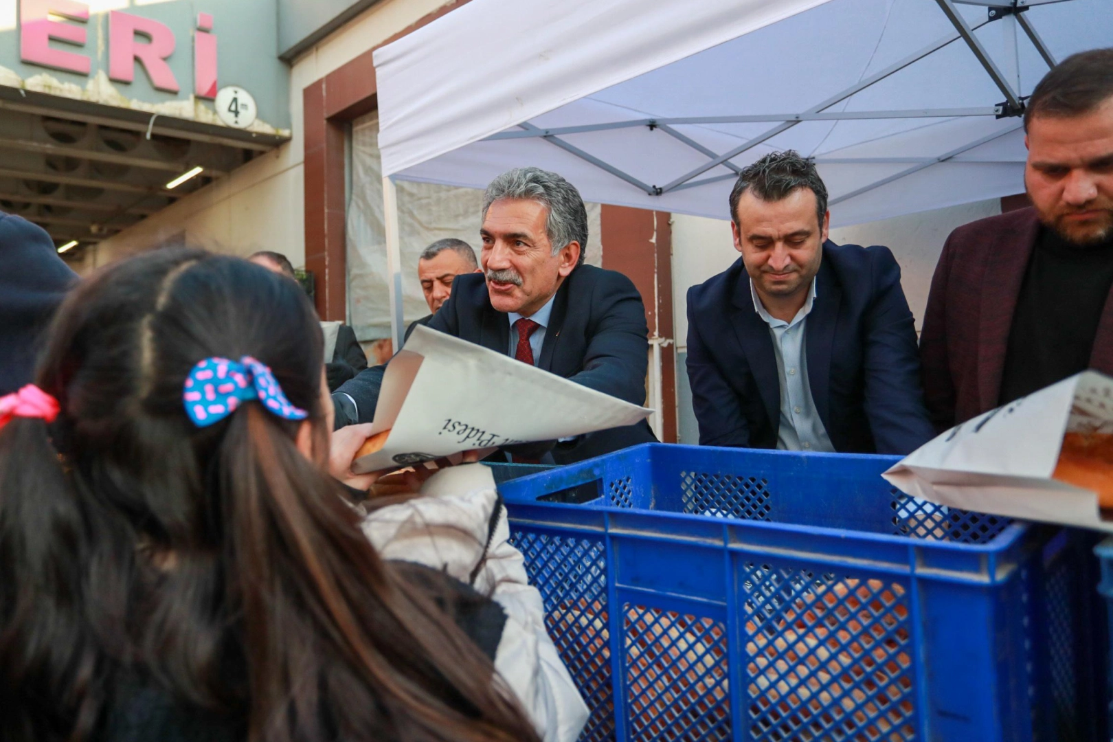 Bursa Gemlik'te iftarlık pideler belediyeden 