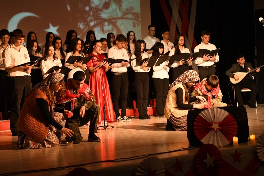 Edirne Keşan'da öğrencilerin 12 Mart oratoryosu ilgi gördü 