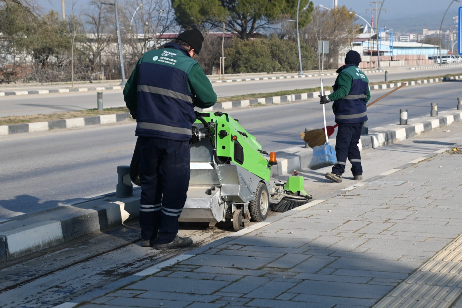 Kampüs yolundaki bisiklet yolu yenileniyor 