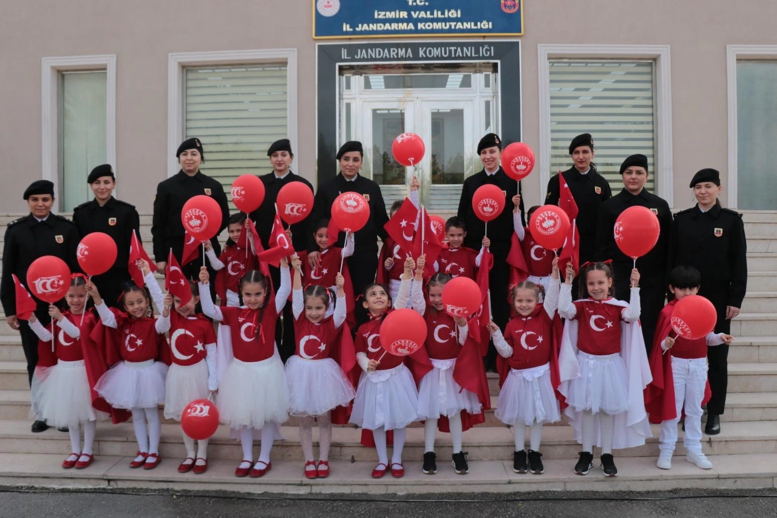 Minik öğrencilerden Jandarma Komutanlığı’na anlamlı ziyaret 