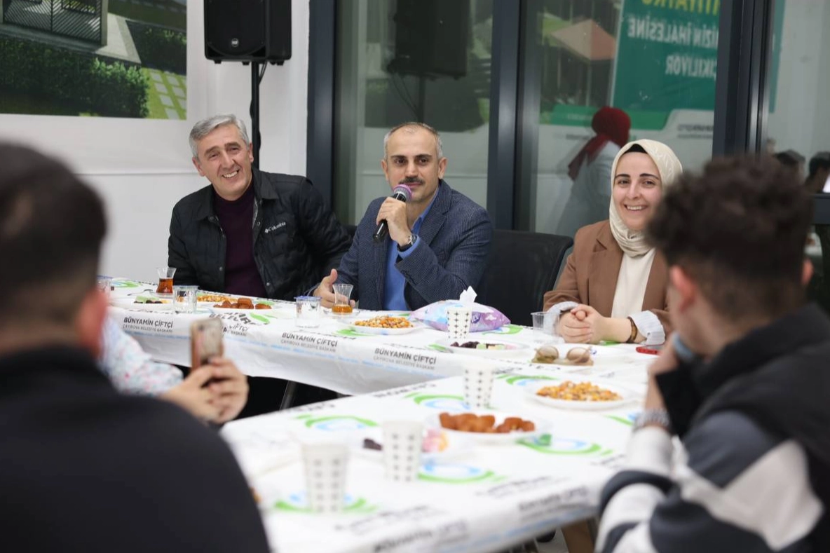 Çayırova'da Başkan gençlerle çay sohbetinde 