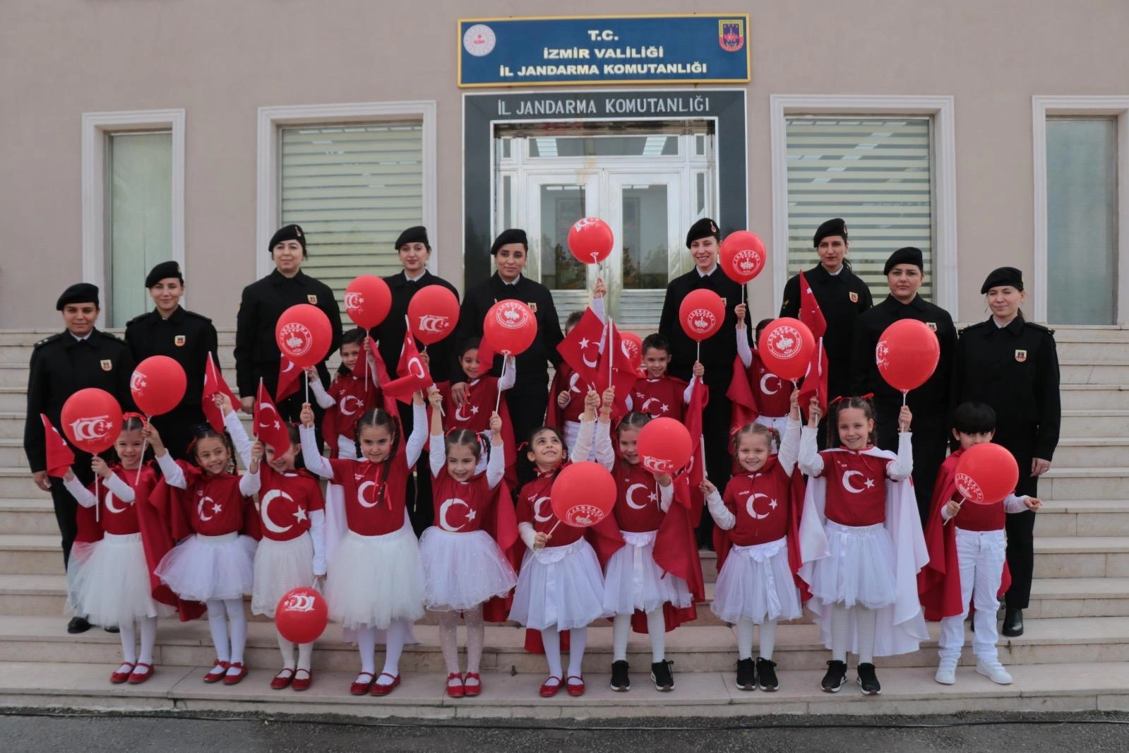 İzmir Gaziemirli öğrencilerden jandarmaya ziyaret 