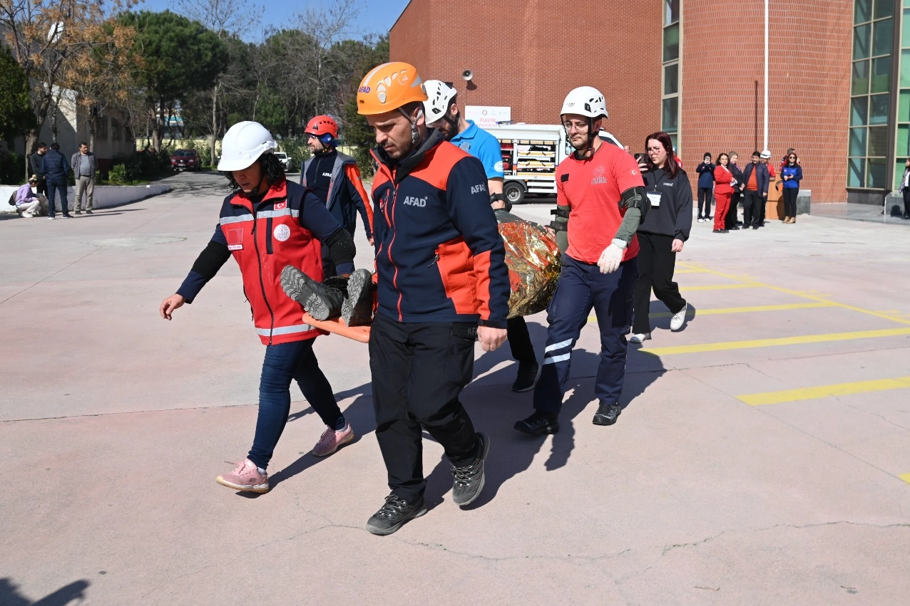 Manisa'da öğrencilere yYönelik deprem tahliye tatbikatı 