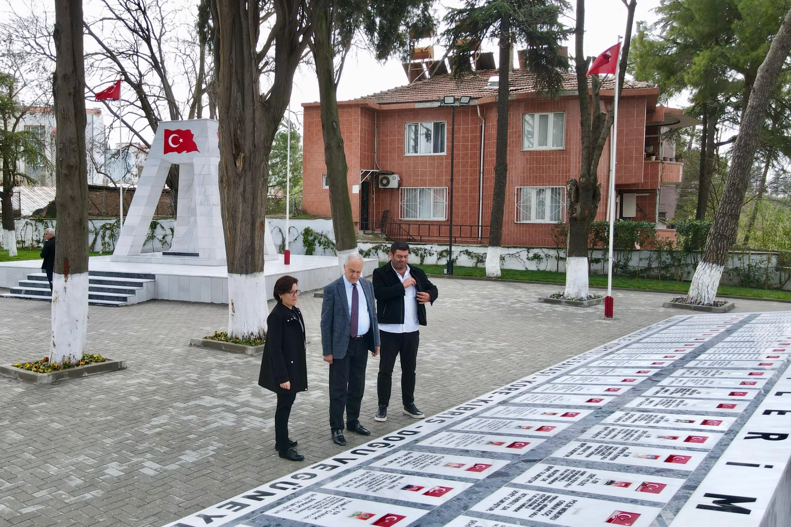 Mustafakemalpaşa'da şehitlik 18 Mart için yenilendi 