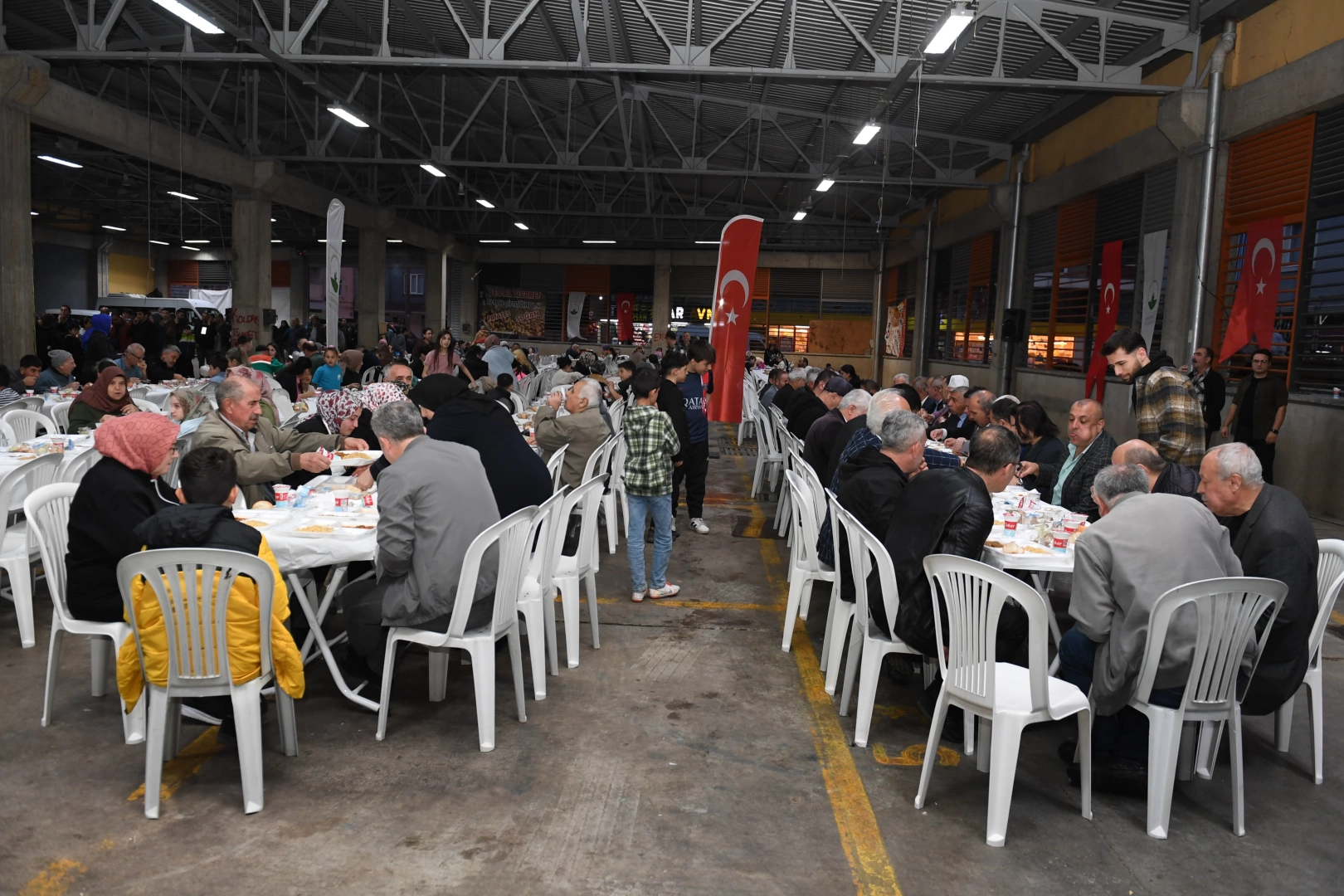 Bursa'da Osmangazi Belediyesi iftar sofrasında buluşturmaya devam ediyor 