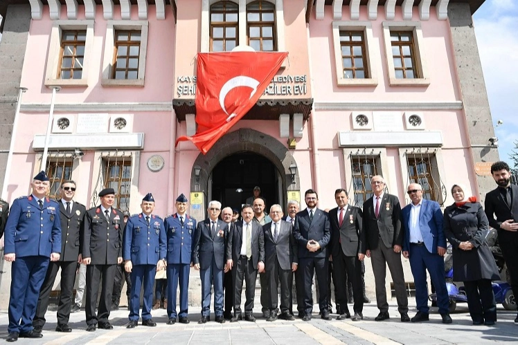 Memduh Büyükkılıç Çanakkale şehitlerini andı 