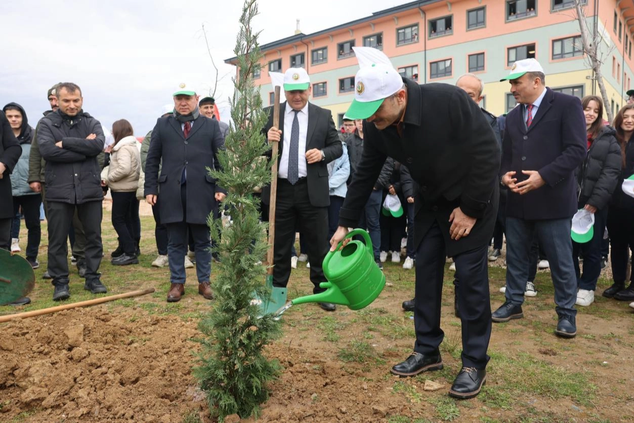 Kocaeli Çayırova’da fidanlar toprakla buluştu 