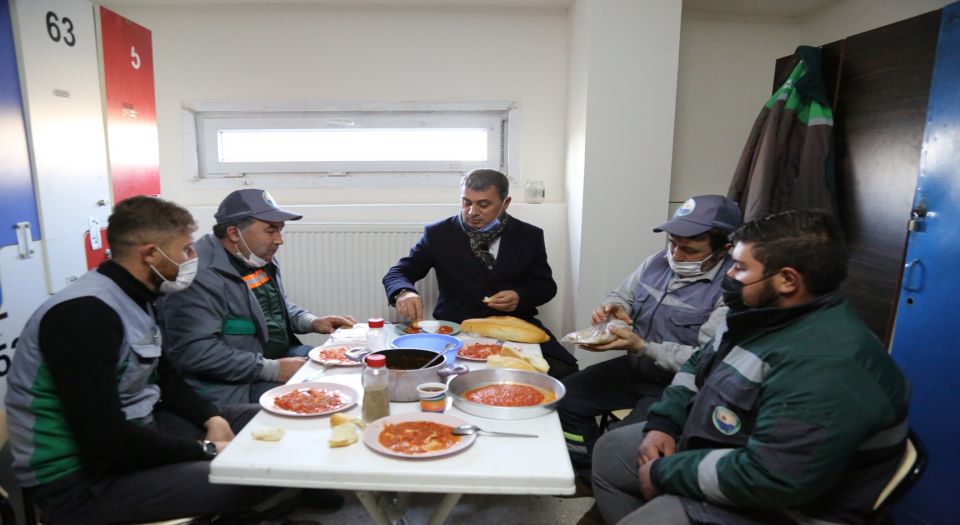 Başkan Ramazan Şimşek, işçilerle menemen sofrasına oturdu