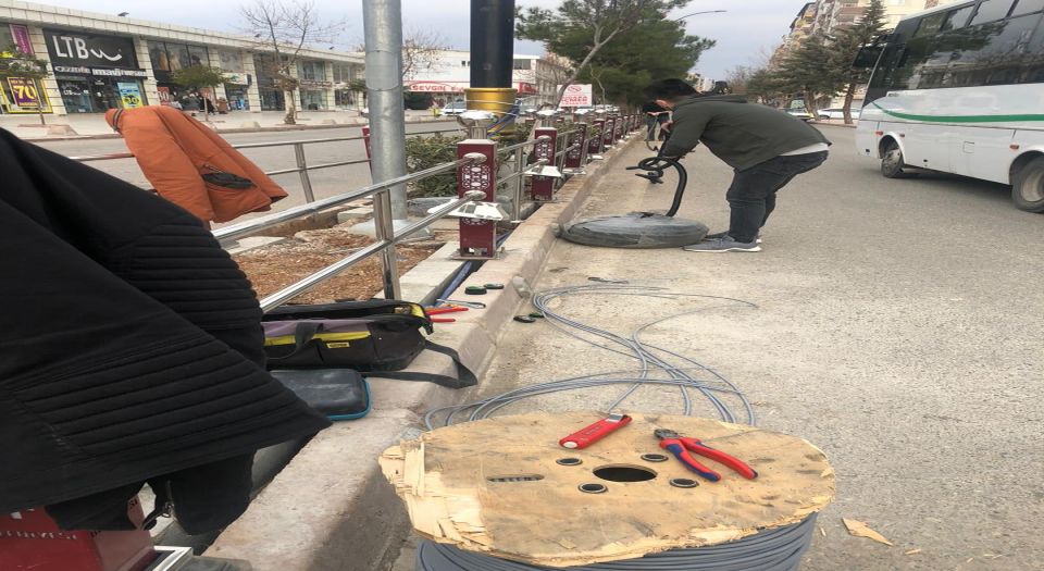 Siirt Belediyesi kent merkezini ışıklandırıyor