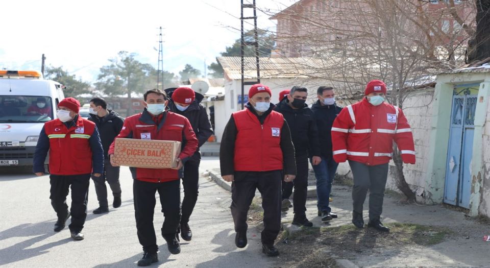 Erzincan'da Türk Kızılayı gıda kolisi dağıttı