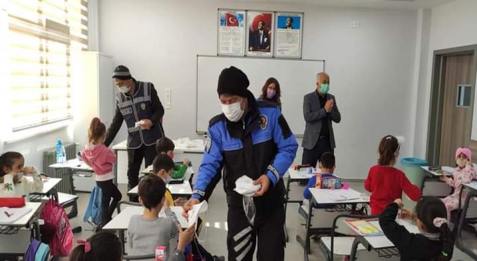 Kilis'te TDP polislerinden miniklere maske eğitimi