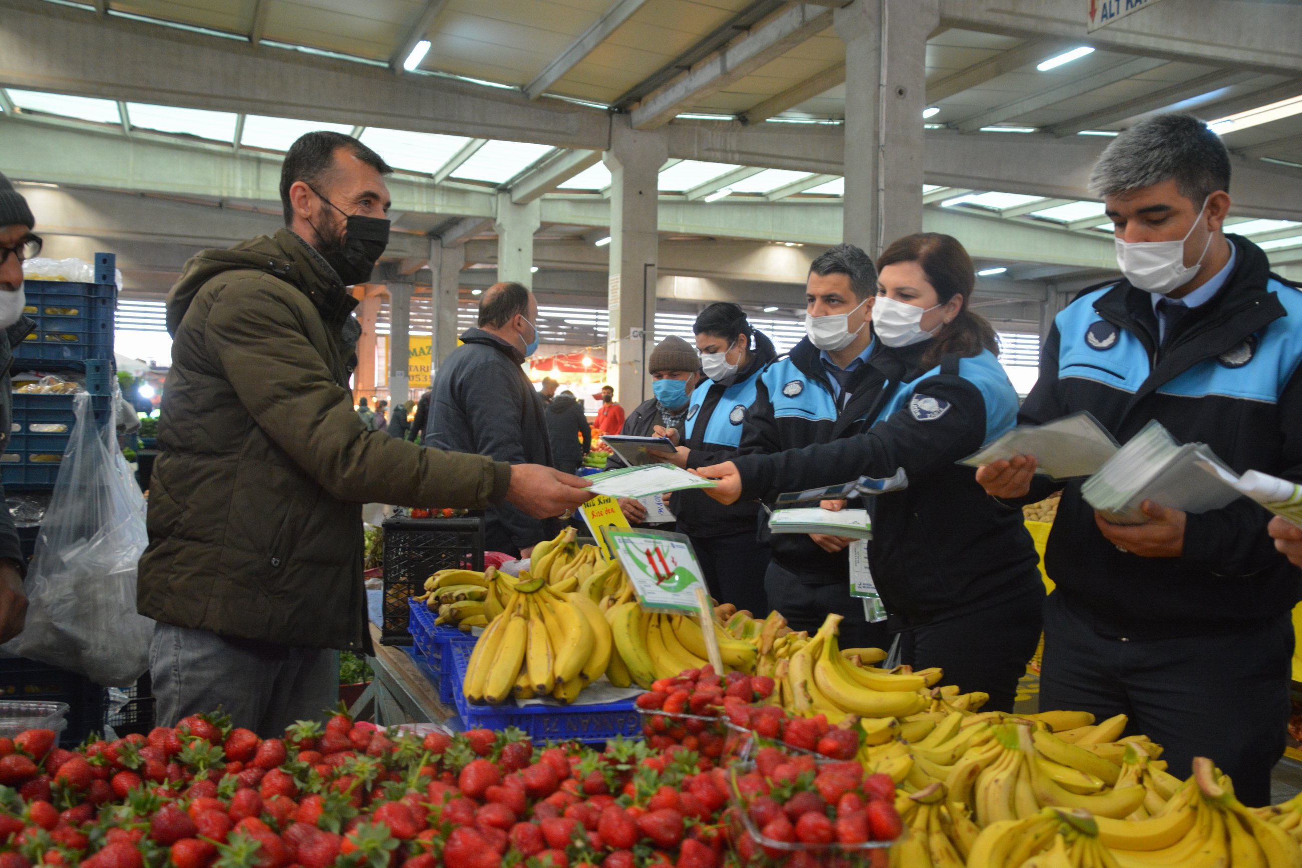 İzmir Aliağa'da pazaryerlerinde COVID-19 denetimi