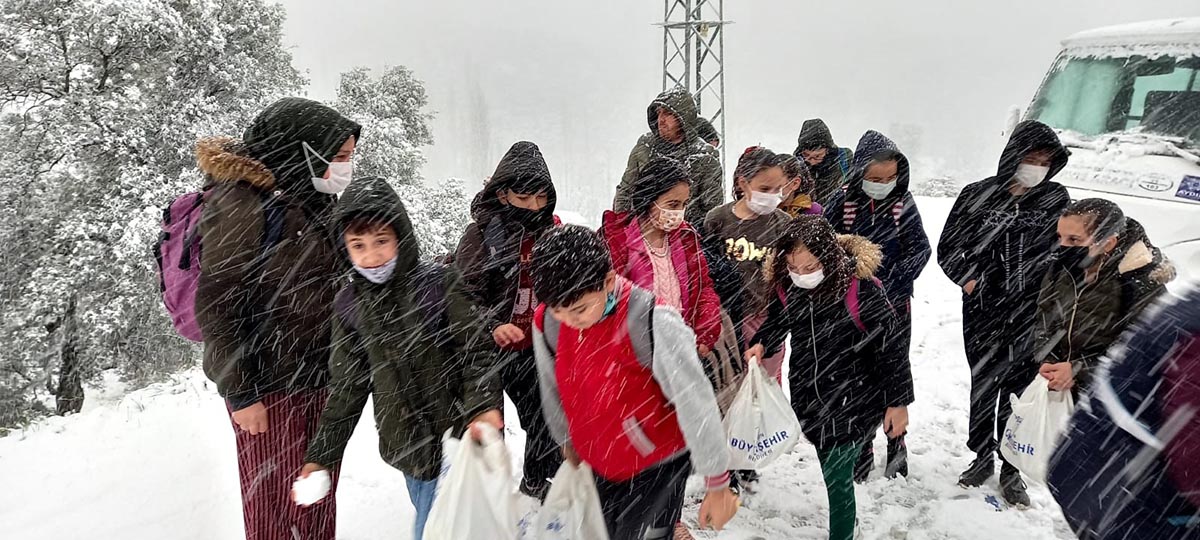 Aydın'da yolda mahsur kalan öğrencilere Büyükşehir ekipleri yetişti