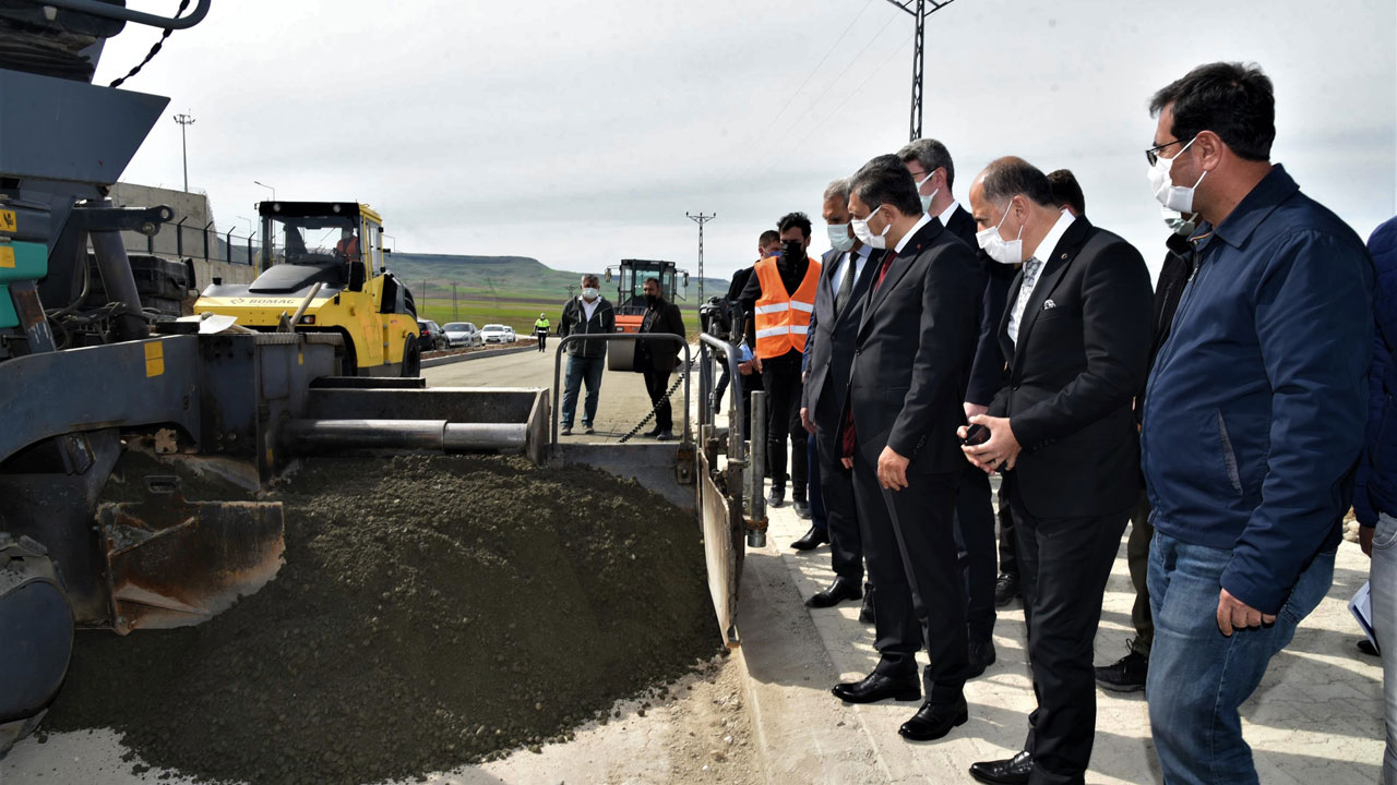 Batman'da silindir ile sıkıştırılmış beton yol yapımı