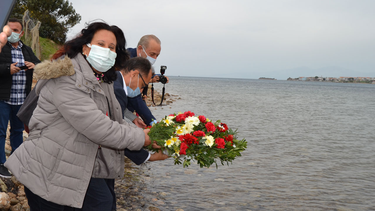 Aydın'da mübadiller anısına denize çiçek